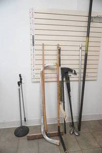 lot 167 image: Hockey Sticks, Aluminum Baseball bat, Golf Clubs, Stabilizer Bar, Shop Broom Cat-a-pull aluminum handle extension, microphone stand