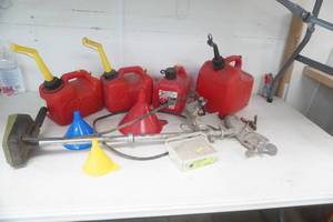 lot 177 image: 4 Poly Gas Cans, 1 Vintage Trolling Motor