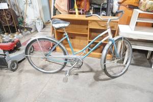 lot 185 image: Vintage Hiawatha Bicycle. Gambles Hardware
