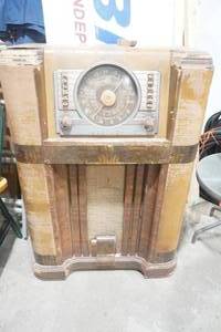 lot 186 image: Vintage Crosley Console Radio. 1930s1940s