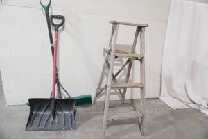 lot 192 image: Wooden  4 step ladder, 2 snow shovels