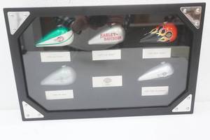 lot 195 image: Harley-Davidson 2004 Holiday Collectible Tank Set Display