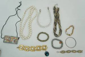 lot 204 image: Fashion Jewelry Lot