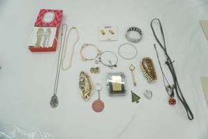 lot 207 image: Fashion Jewelry Lot