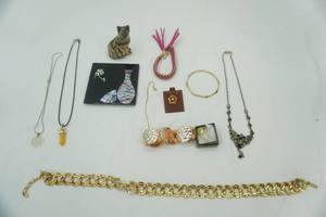 lot 208 image: Fashion Jewelry Lot