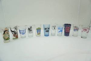 lot 227 image: Glass Beer Glasses & 2 Vintage Loony Toons Tumblers