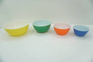 lot 229 image: Vintage Set of Pyrex Primary Colors Nesting Mixing Bowls