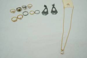lot 273 image: Costume Jewelry Lot