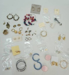 lot 275 image: Jewelry Lot Pierced Earrings