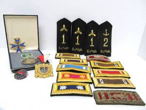 lot 280 image: Group of Old Vintage Military Patches Insignia &amp Other Items - Some Foreign