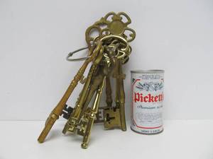lot 62 image: Group of LARGE Solid Brass Vintage etc Keys