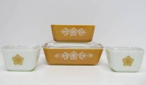 lot 64 image: Group of Vintage PYREX Dishware