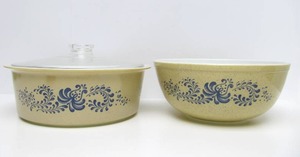 lot 66 image: Large Vintage PYREX Mixing Bowl &amp Covered Dish