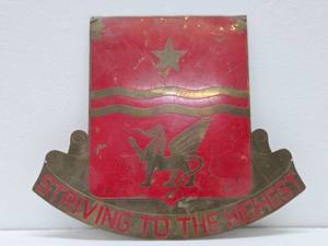lot 121 image: Old Brass US Military PlaqueSign Striving the the Highest - 30th Field Artillery Regiment&nbsp