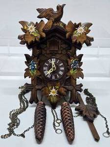 lot 176 image: Nice Working Vintage German Black Forest Cuckoo Clock