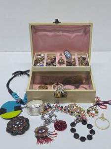 lot 151 image: Vintage Jewelry Box Full of Costume Jewelry #1