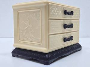 lot 154 image: Very Nice Vintage Oriental Celluloid Jewelry Chest