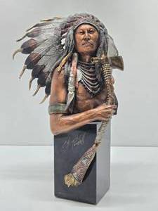lot 104 image: Outstanding Heavy Bronze Native American Sculpture by Christopher Pardell #1 - Eminent Crow Chief