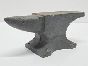 lot 41 image: Old Vintage 9.5 Anvil
