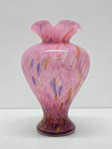 lot 52 image: Lovely Larger Size Vintage Pink Art Glass Vase