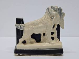lot 49 image: Old Vintage McCoy Hunting Dog Planter