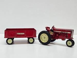 lot 242 image: Vintage Diecast Metal Ertl INTERNATIONAL Harvester Tractor &amp Trailer&nbsp