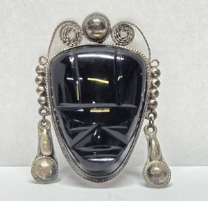 lot 254 image: Vintage Southwestern Sterling Silver Brooch wCarved Black Onyx