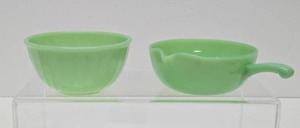 lot 224 image: Vintage Fire-King Jadeite Single Spout Skillet &amp Mixing Bowl