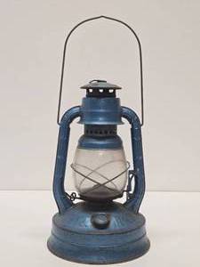 lot 305 image: Nice Estate Collection of Vintage Lanterns #15