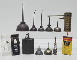 lot 319 image: Estate Lot of Small Vintage Oil Cans