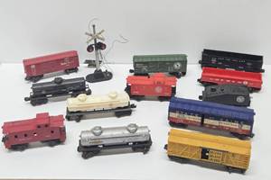 lot 322 image: Group of Vintage HO Train Cars etc