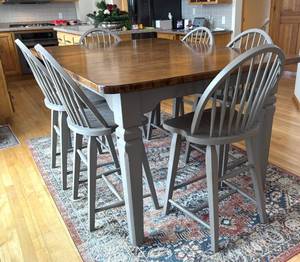 K - Sensational Dining Table with 6 Gray Windsor-Style Chairs