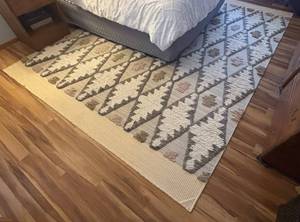 lot 10R image: U - Large and Luxurious Area Rug with Geometric Pattern