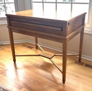 lot 12R image: LR - Vintage Four Leaf Expanding Table