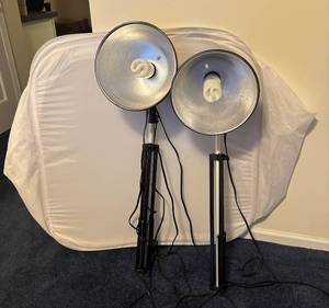 lot 18R image: LL  - Studio Lighting Kit with 2 Tripod Lamps and Foldable Light Box