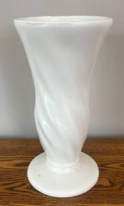 lot 24R image: DR - Vintage Hull White Ceramic Vase