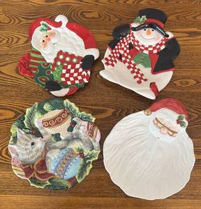lot 29R image: DR - Set of 4 Festive Fitz and Floyd Holiday Plates