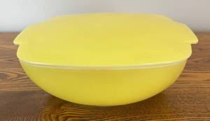 lot 32R image: DR - Vintage Pyrex Casserole Dish