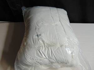 lot 28 image: Feather & Down Plush Luxury Mattress Topper  BOKSER HOME (Twin)