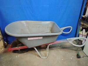 lot 3 image: True Temper poly wheelbarrow.