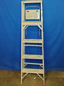 lot 42 image: 5 Foot Aluminum Step Ladder,