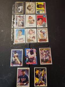 lot 150 image: Collection of vintage baseball trading cards, featuring players Harmon Killebrew and Kirby Puckett.