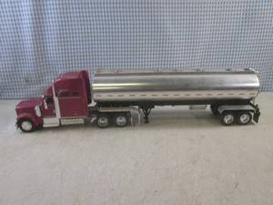 lot 20 image: (EC1) Toy 18-Wheeler Truck 22 Long...