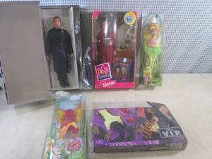 lot 75 image: (EW2) 3 Dolls in Boxes 2 Doll Acces...
