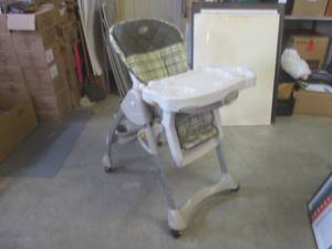 lot 89 image: (BR2) Evenflo Highchair...
