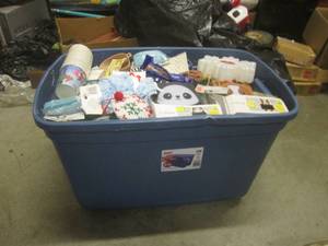 lot 121 image: (EW5) 20 Gallon Tote Full of Misc N...