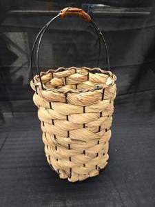 lot 133 image: Very Nice Large Basket with Carrying Handle