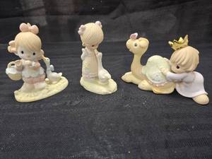 lot 136 image: (3) Collectable Precious Moments Figurines