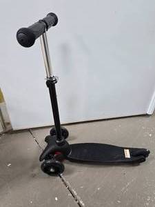 lot 183 image: Kids Scooter Black