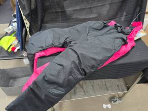 lot 208 image: Girls Snow pants size XL 1 pink 1 black